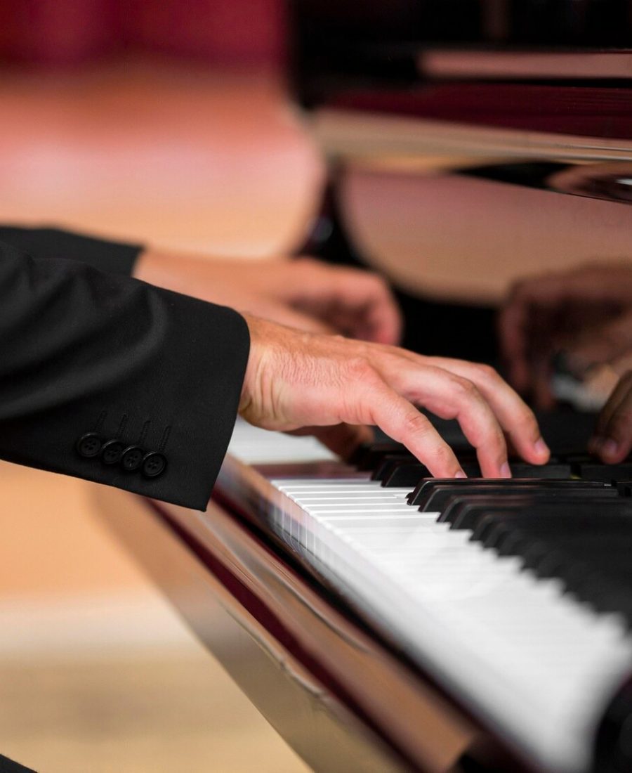 uomo-che-ha-un-recital-di-pianoforte-classico_23-2148673646