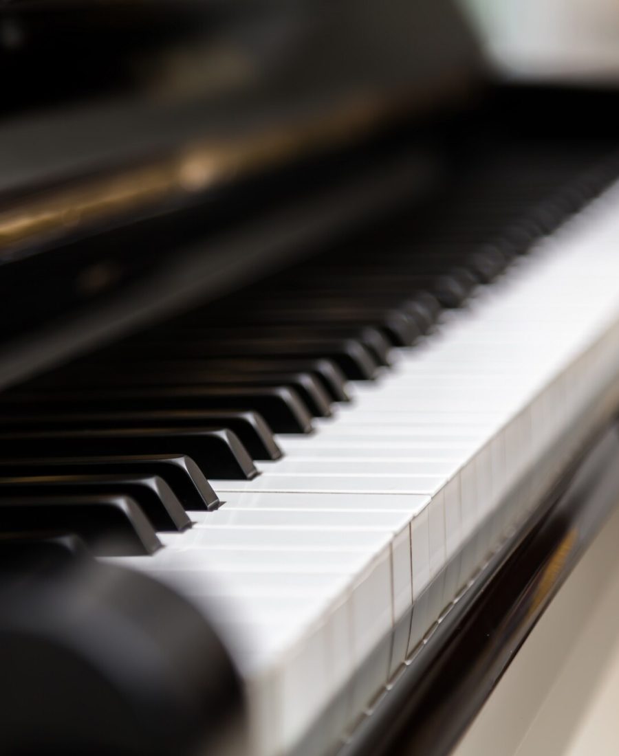 vista-offuscata-dei-tasti-del-piano_1232-348